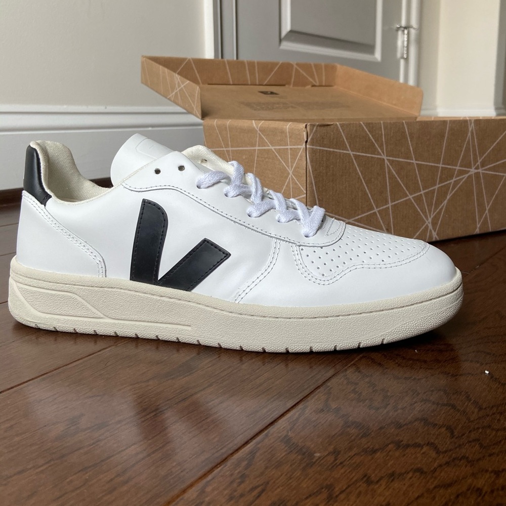 NEW VEJA V-10 LEATHER WHITE/BLACK SNEAKERS